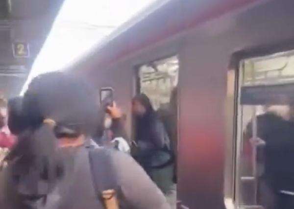 2 HP Penumpang Terbakar di Stasiun Rawa Buntu, Perjalanan KRL Rangkasbitung-Tanah Abang Terhambat 2 HP Penumpang Terbakar di Stasiun Rawa Buntu, Perjalanan KRL Rangkasbitung-Tanah Abang Terhambat
