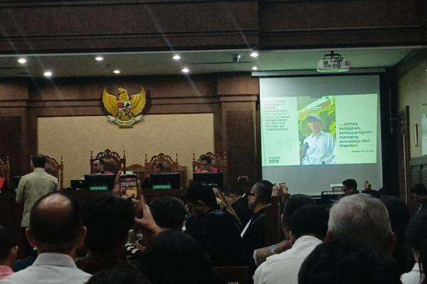 Nadiem Putar Video Jokowi di Sidang, Buktikan Kebijakannya Sesuai Arahan Presiden Nadiem Putar Video Jokowi di Sidang, Buktikan Kebijakannya Sesuai Arahan Presiden