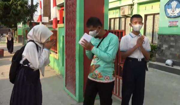 Aktivitas Sekolah di Sampit Normal meski Dikepung Kabut Asap, Siswa Wajib Bermasker Aktivitas Sekolah di Sampit Normal meski Dikepung Kabut Asap, Siswa Wajib Bermasker