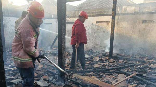 Rumah Warga Sragen Terbakar, Uang Tunai Rp50 Juta dan Sertifikat Tanah Hangus Rumah Warga Sragen Terbakar, Uang Tunai Rp50 Juta dan Sertifikat Tanah Hangus