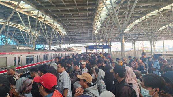 KRL Bogor-Jakarta Gangguan, Stasiun Manggarai Penuh Sesak Dipadati Penumpang KRL Bogor-Jakarta Gangguan, Stasiun Manggarai Penuh Sesak Dipadati Penumpang