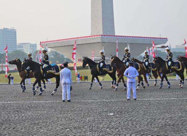 Penampakan Pasukan Berkuda hingga Marching Band Bersiap untuk Kirab HUT ke-81 RI di Monas Penampakan Pasukan Berkuda hingga Marching Band Bersiap untuk Kirab HUT ke-81 RI di Monas