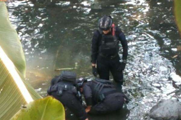 Heboh! Benda Diduga Bom Peninggalan Perang Ditemukan di Sungai Blitar Heboh! Benda Diduga Bom Peninggalan Perang Ditemukan di Sungai Blitar