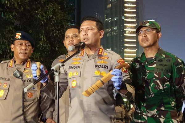 Polisi Tangkap 2 Orang Bawa Pisau dan Golok ke Demo BEM UI, Motif Didalami Polisi Tangkap 2 Orang Bawa Pisau dan Golok ke Demo BEM UI, Motif Didalami