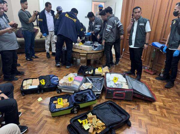 Polisi Sita Emas 74 Kg dan Ratusan Miliar di Sentul, KPK Turun Tangan Telusuri LHKPN Jampidsus Febrie Polisi Sita Emas 74 Kg dan Ratusan Miliar di Sentul, KPK Turun Tangan Telusuri LHKPN Jampidsus Febrie