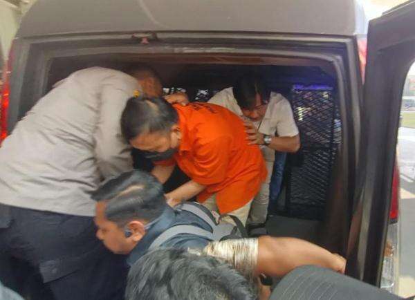 Pakai Baju Tahanan, Tersangka Korupsi Don Ritto Tiba di Kejagung Pakai Baju Tahanan, Tersangka Korupsi Don Ritto Tiba di Kejagung
