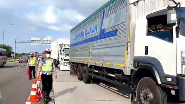 Kemenhub Batasi Truk Sumbu 3 saat Nataru, Angkutan BBM dan Sembako Dikecualikan Kemenhub Batasi Truk Sumbu 3 saat Nataru, Angkutan BBM dan Sembako Dikecualikan