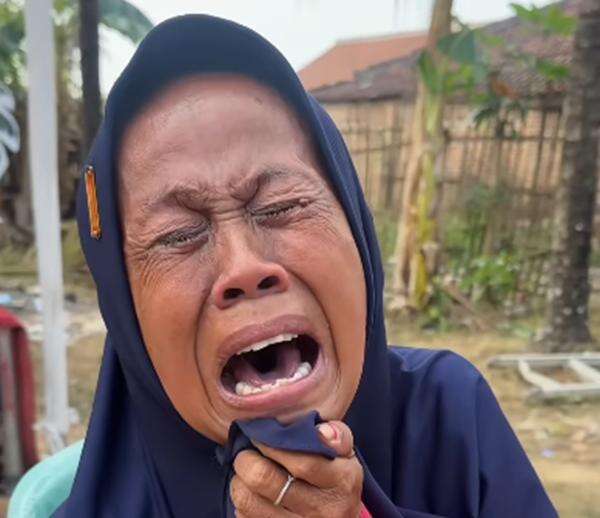 Viral Ibu-Ibu Ikut Lomba Nangis Sampai Sesenggukan, Netizen: Mikirin Apa Ya Kira-Kira Viral Ibu-Ibu Ikut Lomba Nangis Sampai Sesenggukan, Netizen: Mikirin Apa Ya Kira-Kira