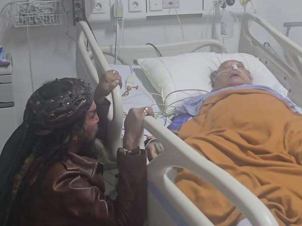 Limbad Jenguk Haji Bolot di Rumah Sakit, Fotonya Mengharukan Limbad Jenguk Haji Bolot di Rumah Sakit, Fotonya Mengharukan
