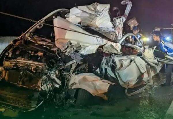 Kecelakaan Maut Hiace Tabrak Truk Tronton di Tol Pandaan-Malang, 3 Tewas 5 Luka Kecelakaan Maut Hiace Tabrak Truk Tronton di Tol Pandaan-Malang, 3 Tewas 5 Luka