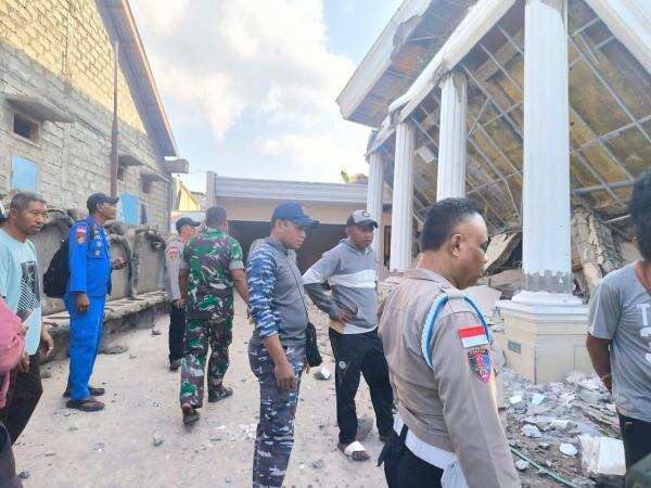 Seskab: 3.500 Personel TNI-Polri Telah Dikerahkan ke NTT Tangani Dampak Gempa Seskab: 3.500 Personel TNI-Polri Telah Dikerahkan ke NTT Tangani Dampak Gempa