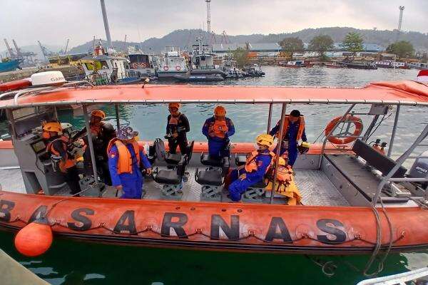 Polda Lampung Perkuat Pencarian 5 Jurnalis dan 3 Kru Kapal yang Hilang Kontak di Selat Sunda Polda Lampung Perkuat Pencarian 5 Jurnalis dan 3 Kru Kapal yang Hilang Kontak di Selat Sunda