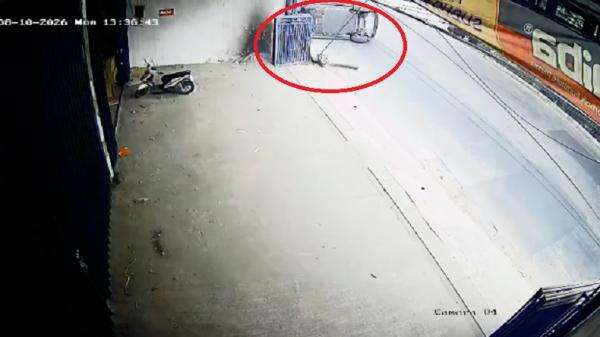 Detik-Detik Mobil Listrik Hantam Tiang hingga Terguling di Mojokerto Terekam CCTV Detik-Detik Mobil Listrik Hantam Tiang hingga Terguling di Mojokerto Terekam CCTV