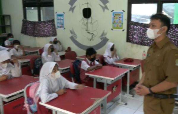 Abu Erupsi Anak Krakatau Sampai Bekasi, Sekolah Wajibkan Siswa Pakai Masker Abu Erupsi Anak Krakatau Sampai Bekasi, Sekolah Wajibkan Siswa Pakai Masker