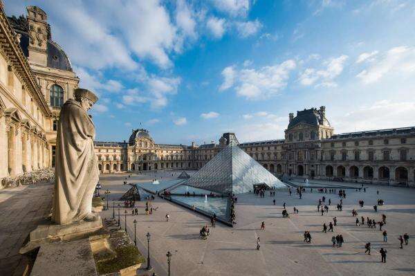 Prancis Tangkap 2 Orang terkait Kasus Pencurian Perhiasan di Museum Louvre Paris Prancis Tangkap 2 Orang terkait Kasus Pencurian Perhiasan di Museum Louvre Paris