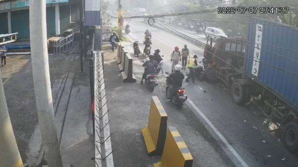 Kecelakaan Maut! 2 Saudara Kembar Turut Jadi Korban Truk Kontainer Rem Blong di Pasuruan Kecelakaan Maut! 2 Saudara Kembar Turut Jadi Korban Truk Kontainer Rem Blong di Pasuruan