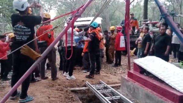 Dramatis! Pemakaman Jenazah Pria Obesitas 300 Kg di Sragen Libatkan 35 Personel Dramatis! Pemakaman Jenazah Pria Obesitas 300 Kg di Sragen Libatkan 35 Personel
