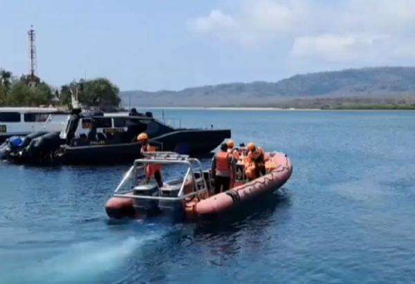 Perahu Hancur usai Hantam Kayu di Perairan Jembrana, 1 Nelayan Hilang 2 Selamat Perahu Hancur usai Hantam Kayu di Perairan Jembrana, 1 Nelayan Hilang 2 Selamat