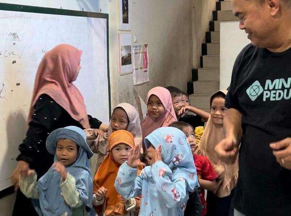 Anak-Anak Antusias Ikut Kegiatan MNC Peduli di Rumah Baca Cahaya Ilmu Jakut Anak-Anak Antusias Ikut Kegiatan MNC Peduli di Rumah Baca Cahaya Ilmu Jakut