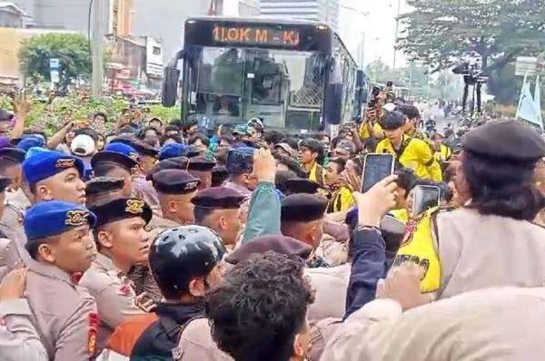 Demo BEM UI, Mahasiswa dan Polisi Sempat Saling Dorong di Jalur Busway Demo BEM UI, Mahasiswa dan Polisi Sempat Saling Dorong di Jalur Busway