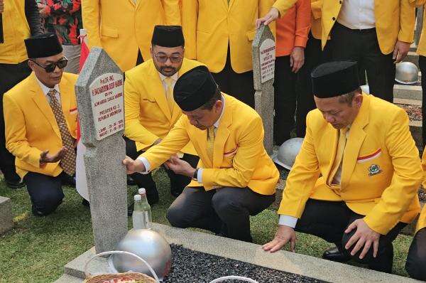 Bahlil Pimpin Golkar Ziarah ke TMP Kalibata, Tabur Bunga di Makam BJ Habibie Bahlil Pimpin Golkar Ziarah ke TMP Kalibata, Tabur Bunga di Makam BJ Habibie