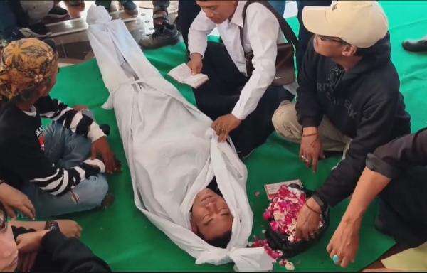 Geger! Pentolan AMPB Gelar Sumpah Pocong di Depan PN Pati, Ini Pemicunya Geger! Pentolan AMPB Gelar Sumpah Pocong di Depan PN Pati, Ini Pemicunya
