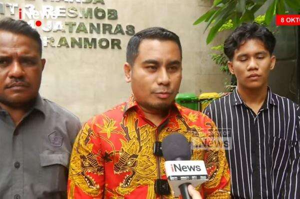 Aliansi Advokat Laporkan Komisioner KPU ke Polda Metro Buntut Loloskan Gibran Jadi Cawapres 2024 Aliansi Advokat Laporkan Komisioner KPU ke Polda Metro Buntut Loloskan Gibran Jadi Cawapres 2024
