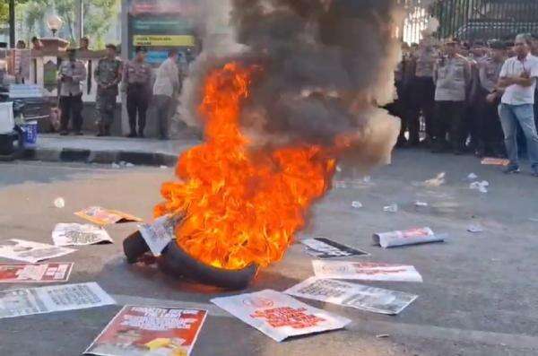 Demo di Kejati Jatim Ricuh, Massa Kejar Provokator dan Bakar Foto Febrie Adriansyah Demo di Kejati Jatim Ricuh, Massa Kejar Provokator dan Bakar Foto Febrie Adriansyah