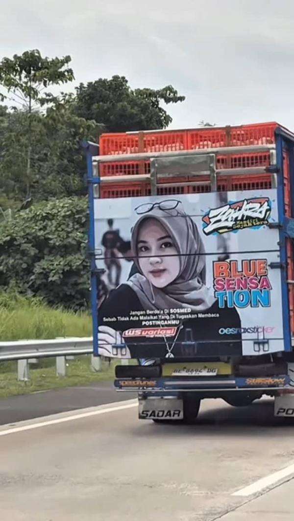 Viral! Foto Ibu Ini Ada di Truk yang Lagi Jalan di Tol, Begini Reaksi Sopir! Viral! Foto Ibu Ini Ada di Truk yang Lagi Jalan di Tol, Begini Reaksi Sopir!