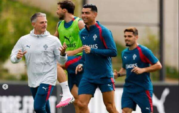 Full Senyum, Cristiano Ronaldo Latihan Bareng Skuad Portugal Jelang Piala Dunia 2026 Full Senyum, Cristiano Ronaldo Latihan Bareng Skuad Portugal Jelang Piala Dunia 2026