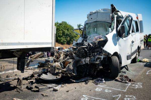 Kecelakaan Maut Minibus Tabrak Truk, 8 Orang Tewas Kecelakaan Maut Minibus Tabrak Truk, 8 Orang Tewas