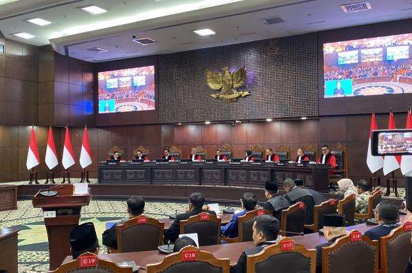 Breaking News: MK Nyatakan Gugatan Ijazah Gibran Tak Dapat Diterima Breaking News: MK Nyatakan Gugatan Ijazah Gibran Tak Dapat Diterima