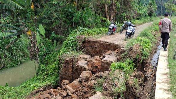 Longsor Putus Jalan Desa di Pandeglang, Mobil Terpaksa Putar Balik Longsor Putus Jalan Desa di Pandeglang, Mobil Terpaksa Putar Balik