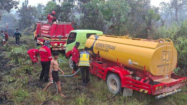 2.000 Liter Air Disalurkan untuk Padamkan Karhutla 2.000 Liter Air Disalurkan untuk Padamkan Karhutla
