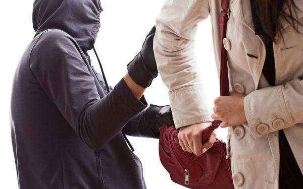 Komplotan Copet Beraksi di PRJ Kemayoran, Polisi Buru Pelaku Lewat CCTV Komplotan Copet Beraksi di PRJ Kemayoran, Polisi Buru Pelaku Lewat CCTV