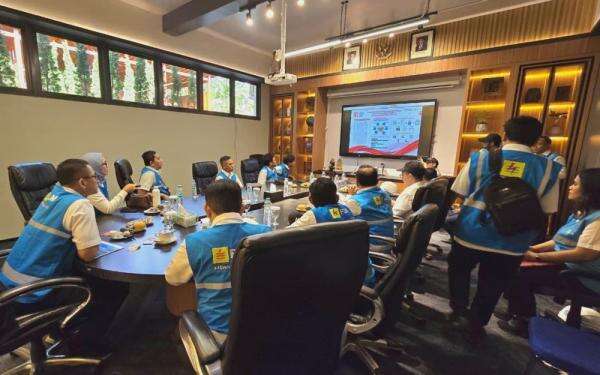 Dirut PLN Tinjau Langsung Keandalan Listrik di Peringatan HUT ke-81 RI Dirut PLN Tinjau Langsung Keandalan Listrik di Peringatan HUT ke-81 RI