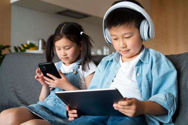 Screen Time Berlebihan pada Anak, Kapan Harus Dibatasi dan Bagaimana Caranya? Screen Time Berlebihan pada Anak, Kapan Harus Dibatasi dan Bagaimana Caranya?