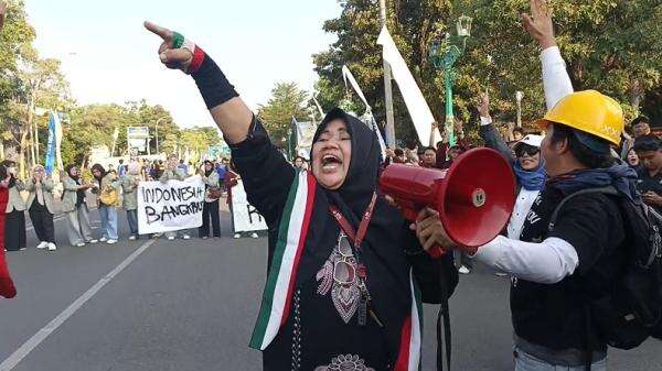 Emak-Emak Turun ke Jalan Ikut Demo di Cirebon, Lantang Berorasi Sampaikan Aspirasi Emak-Emak Turun ke Jalan Ikut Demo di Cirebon, Lantang Berorasi Sampaikan Aspirasi