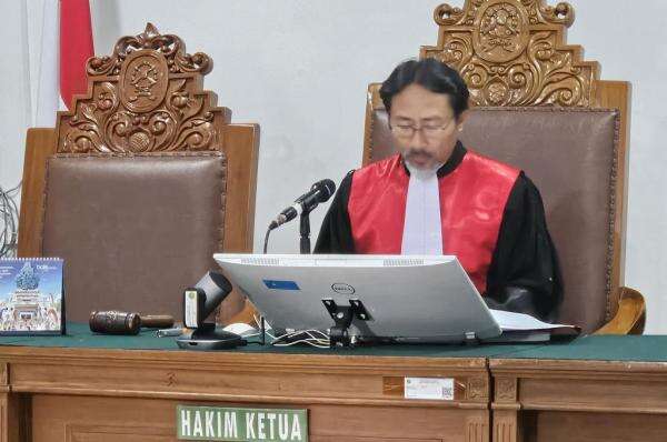 Cerita Hakim Praperadilan Roy Suryo Tak Bisa Terbang dari Bali gegara Erupsi Anak Krakatau, Akhirnya Naik Kereta Cerita Hakim Praperadilan Roy Suryo Tak Bisa Terbang dari Bali gegara Erupsi Anak Krakatau, Akhirnya Naik Kereta