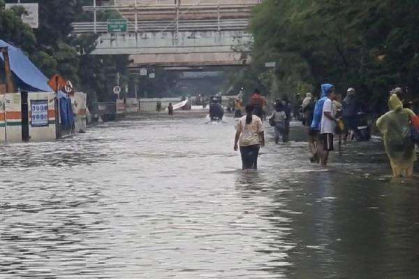 Banjir di Jakarta Belum Surut, 45 RT dan 21 Ruas Jalan Masih Tergenang Banjir di Jakarta Belum Surut, 45 RT dan 21 Ruas Jalan Masih Tergenang