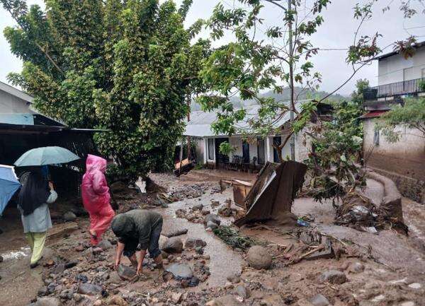 Banjir Bandang, Puluhan Orang Mengungsi di Solok Banjir Bandang, Puluhan Orang Mengungsi di Solok