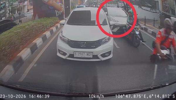 Kronologi Mobil Listrik Lindas Pengemudi Ojol hingga Tabrak Kendaraan Lain di Blok M Jaksel Kronologi Mobil Listrik Lindas Pengemudi Ojol hingga Tabrak Kendaraan Lain di Blok M Jaksel