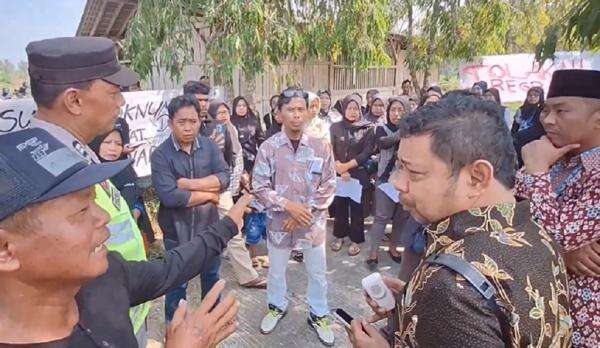 Demo Tolak Regrouping SDN Hargomulyo Kulonprogo, Warga Blokade Akses ke Sekolah Demo Tolak Regrouping SDN Hargomulyo Kulonprogo, Warga Blokade Akses ke Sekolah
