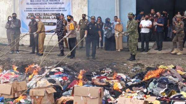 Bea Cukai Bakar 255 Karung Pakaian Bekas Ilegal Asal Malaysia Bea Cukai Bakar 255 Karung Pakaian Bekas Ilegal Asal Malaysia
