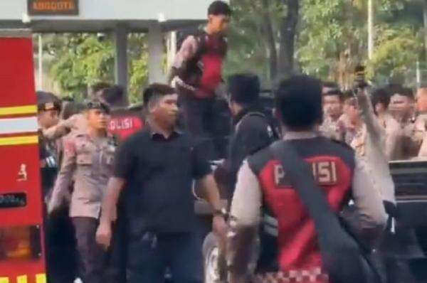 Viral Mobil Pikap Tabrak Gerbang DPR dan Aparat, Sopir dalam Pengaruh Alkohol Viral Mobil Pikap Tabrak Gerbang DPR dan Aparat, Sopir dalam Pengaruh Alkohol