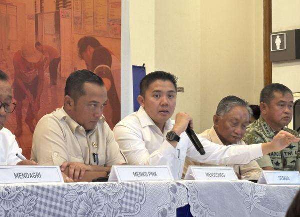 Soroti Rekam Jejak Seskab Teddy, Hotman Paris: Dia Bisa Dipercaya Tangani Isu Strategis dan Rahasia! Soroti Rekam Jejak Seskab Teddy, Hotman Paris: Dia Bisa Dipercaya Tangani Isu Strategis dan Rahasia!
