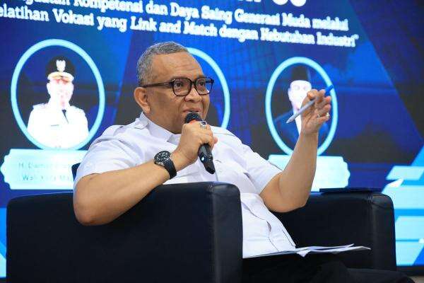 Wamenaker Singgung Jangan Hanya Kejar Ijazah, Tantang Mahasiswa Ciptakan Lapangan Kerja Wamenaker Singgung Jangan Hanya Kejar Ijazah, Tantang Mahasiswa Ciptakan Lapangan Kerja