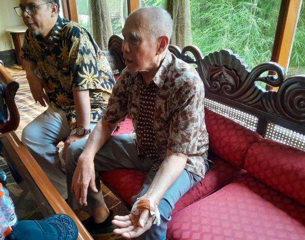 Terluka Saat Hadang Eksekusi Hotel Sultan, Tangan Kivlan Zen Diperban dan Berdarah Terluka Saat Hadang Eksekusi Hotel Sultan, Tangan Kivlan Zen Diperban dan Berdarah