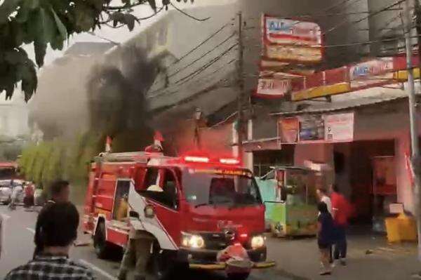 Bangunan 5 Lantai di Pasar Baru Jakpus Kebakaran, 85 Personel Damkar Dikerahkan Bangunan 5 Lantai di Pasar Baru Jakpus Kebakaran, 85 Personel Damkar Dikerahkan