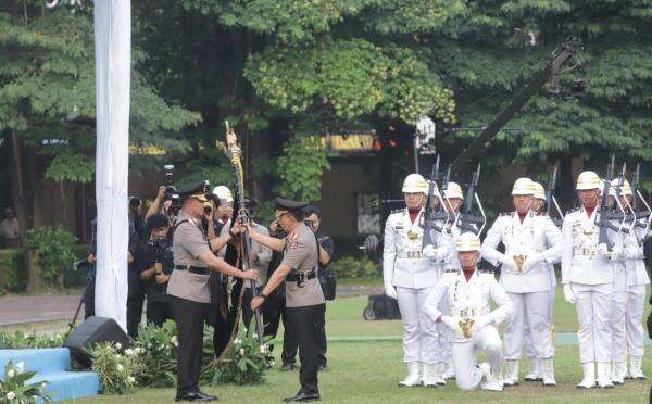 Panji Tribrata Diserahkan ke Kapolri Baru, Polri Ungkap Makna Tradisi Pergantian Kepemimpinan Panji Tribrata Diserahkan ke Kapolri Baru, Polri Ungkap Makna Tradisi Pergantian Kepemimpinan